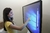 Aluguel de Monitor Touch Screen 50''/Tela Interativa 4K com suporte de chão de 2m. - MUNDO DO EVENTO