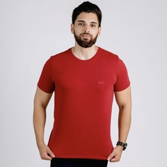 Modelo Veste Camiseta Modig Algodão Egípcio com Bordado