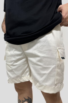 Short Cargo Off White na internet