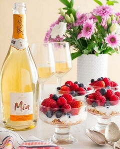 MIA Fruity & Sweet Gift Box + Frapera y Stopper de REGALO - Finca Ferrer Wines