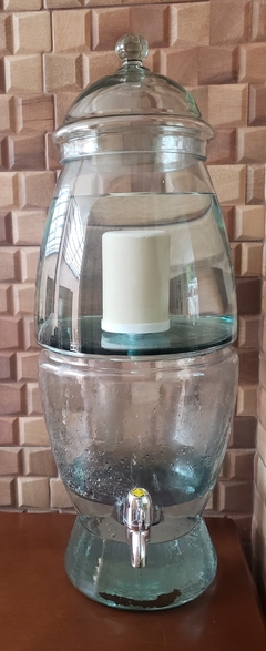 Recipiente para água com vela de filtragem
