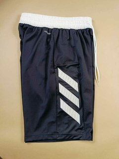 Short negro con lineas cortas en blanco Adidas