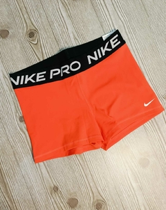 Short naranja Nike pro