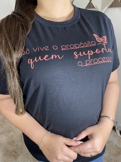 T-SHIRT FEMININA FRASE PLUS SIZE G - GG - comprar online