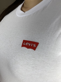 T-SHIRT FEMININA INSPIRAÇÃO LEVI'S na internet