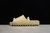 Yeezy Slide "Desert Sand" na internet