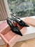 Miu Miu slingback em couro envernizado com fivelas - "preto" - comprar online