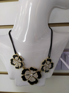 Collar Tres Flores Negro