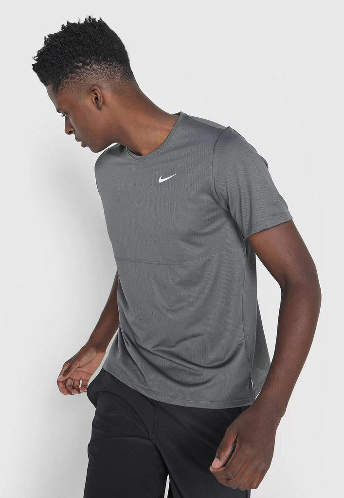 https://dcdn.mitiendanube.com/stores/002/765/709/products/nike-camiseta-nike-breathe-run-to-cinza-8583-4714425-1-zoom1-c8fbac08469845bb7e16815690327414-1024-1024.png