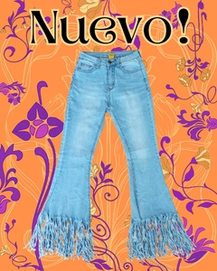 Jeans acampanados con flecos