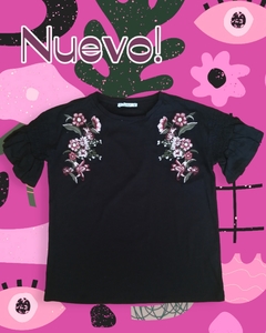 Playera bordada con flores