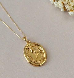 Colar dourado com medalha tulipa - comprar online