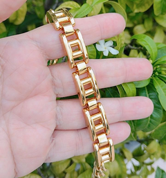 Pulseira dourada com placas detalhadas - comprar online