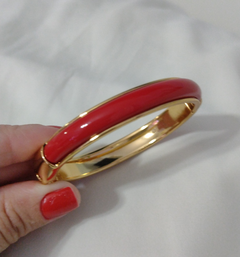 Pulseira dourada com acrílico vermelho