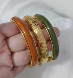 Pulseira dourada com acrílico verde na internet