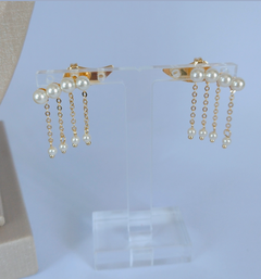 Brinco semijoia tipo ear cuff com franjas