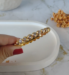 Pulseira dourada cravejada com strass - comprar online