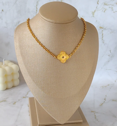 Colar choker dourado trevo