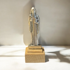 Estatua de metal con base de madera San Benito