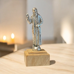 Estatua de metal con base de madera Padre Pío