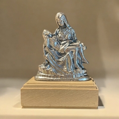 Estatua de metal con base de madera La Piedad 5,5 cm