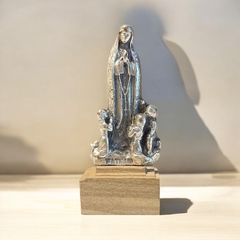 Estatua de metal con base de madera Virgen de Fátima