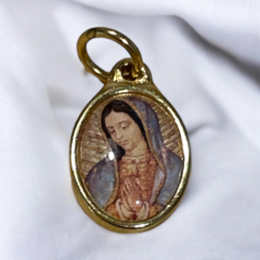 Medalla Oval esmaltada dorada Virgen de Guadalupe 19 mm