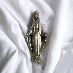 Prendedor metal plateado silueta Virgen de la Medalla Milagrosa