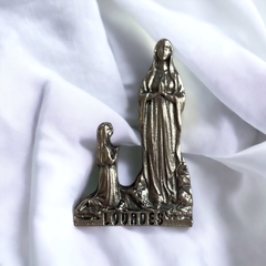 Prendedor metal plateado silueta Virgen de Lourdes