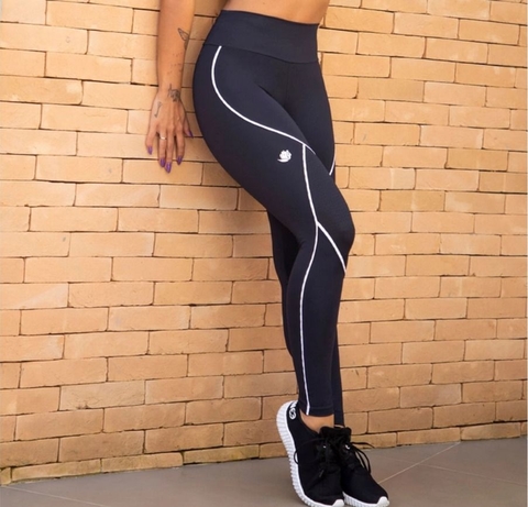 Calça flare preta básica