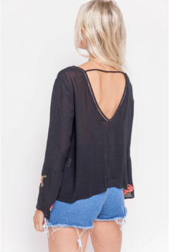 Blusa negra bordada - comprar online