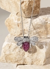 Colar abelha mosaico cristal turmalina rosa cravação invisível banho de ródio branco
