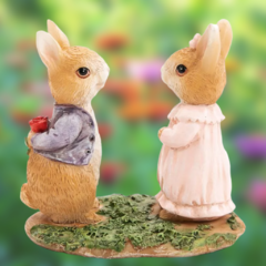 Casal de Coelhos de Resina 7cm .