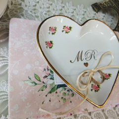 Porta Alianças Coração Personalizada com Iniciais dos Noivos em Ouro 14cm. - Limorisue Porcelanas