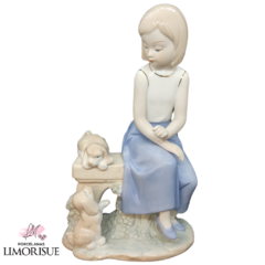 Estatueta de Porcelana Menina com Cachorrinhos com detalhes em ouro 26cm.