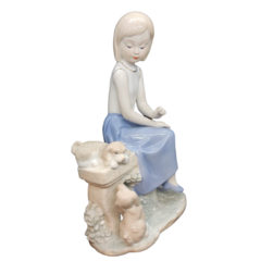 Estatueta de Porcelana Menina com Cachorrinhos com detalhes em ouro 26cm. - comprar online