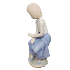 Estatueta de Porcelana Menina com Cachorrinhos com detalhes em ouro 26cm. na internet