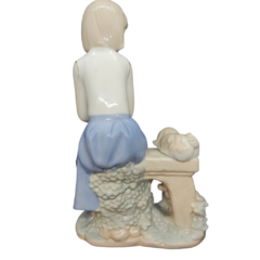 Estatueta de Porcelana Menina com Cachorrinhos com detalhes em ouro 26cm. - Limorisue Porcelanas