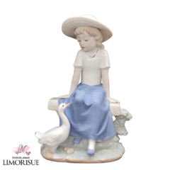 Estatueta de Porcelana Menina com Cisne de Porcelana, com detalhes em Ouro 25cm.