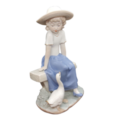 Estatueta de Porcelana Menina com Cisne de Porcelana, com detalhes em Ouro 25cm. - comprar online