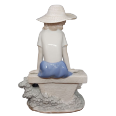 Estatueta de Porcelana Menina com Cisne de Porcelana, com detalhes em Ouro 25cm. - Limorisue Porcelanas