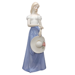 Estatueta de Porcelana Dama com detalhes em Ouro 30cm. - comprar online