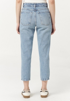 JEAN MOM LIGHT BLUE en internet