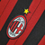 Camisa titular AC Milan 13/14 Adidas: tradicional vermelho e preto, com listras douradas nos ombros e friso vermelho na gola com bandeira da Itália. Escudo Milan e logo adidas bordados.