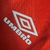 Logotipo clássico da Umbro gravado em textura emborrachada na camisa do Centenário do Clube de 1995.