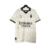 A quarta camisa do Milan em off-white colaborando com a grife Pleasures destaca-se com grafismo gótico em bege. A gola polo e os punhos pretos complementam o visual, destacando o escudo reflexivo e o felino da PUMA em preto.