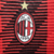 Nova camisa titular do AC Milan: vermelha com listras estilizadas, 'M' repetido no centro. Gola V e punhos pretos. Escudo e logo PUMA em branco. Patrocínio máster Emirates. #ACMilan