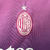 Terceira camisa Milan: degradê rosa, roxo, azul e verde, com detalhes brancos e escudo monocromático.