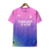 Terceira camisa Milan: degradê rosa, roxo, azul e verde, com detalhes brancos e escudo monocromático.