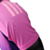 A nova camisa reserva da Alemanha apresenta degradê em rosa e roxo, inspirado na águia, com detalhes rosados na gola, ombros e recortes curvos. Logos Adidas e DFB em rosa.